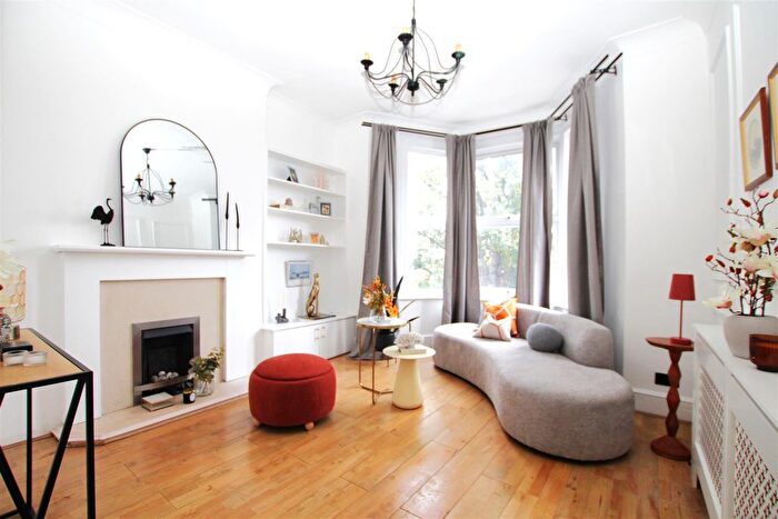 2 Bedroom Flat To Rent In Whipps Cross Road, Leytonstone, E11