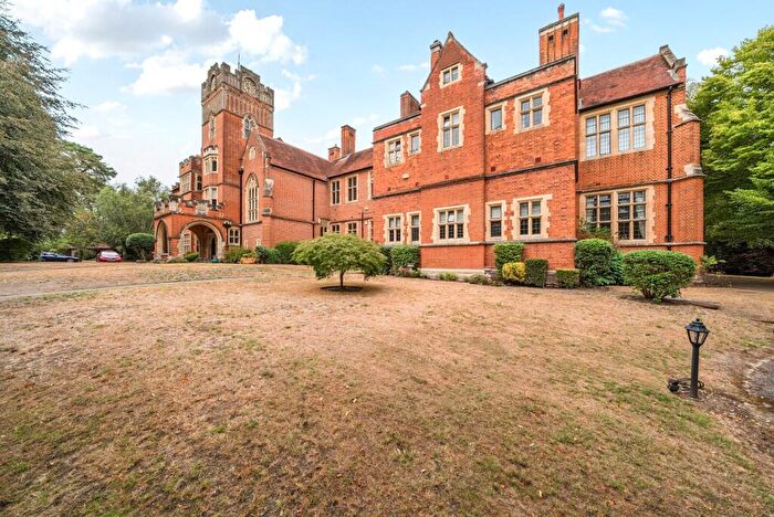 3 Bedroom Flat For Sale In Oldfield Wood, Woking, GU22