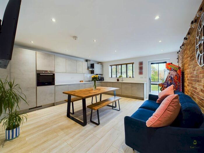 4 Bedroom End Of Terrace House To Rent In Hubbard Close, Crayford, Dartford, DA1