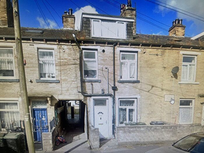 2 Bedroom Terraced House To Rent In Hollings Road, Bradford, BD8