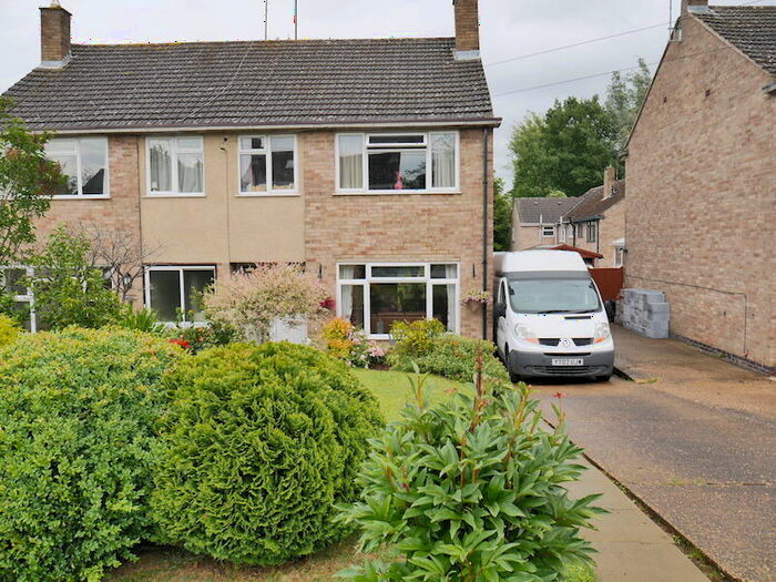 3 Bedroom Semi-Detached House To Rent In Greenwood Close, NN11