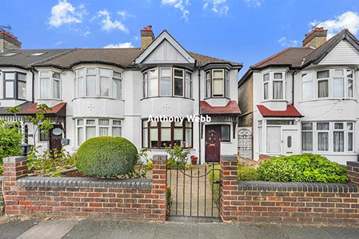 3 Bedroom End Of Terrace House For Sale In Hedge Lane, Palmers Green, N13