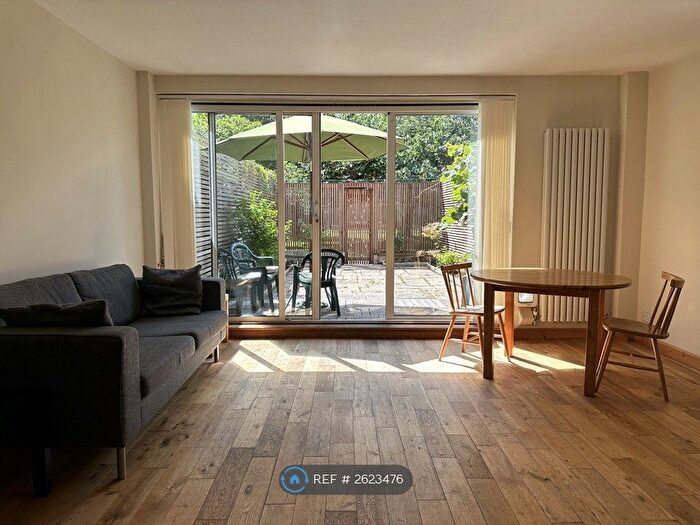 3 Bedroom Maisonette To Rent In Fellows Court, London, E2