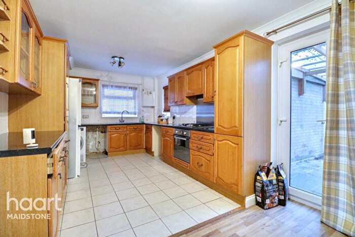 3 Bedroom Semi Detached House For Sale In Kent Avenue, Maidstone, ME15