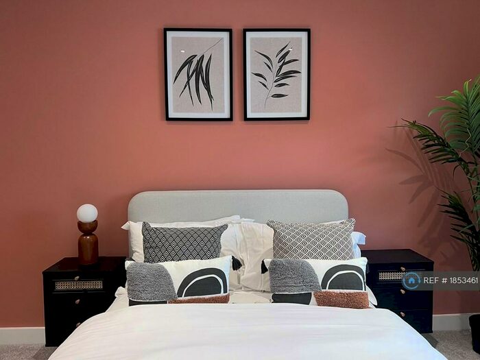 1 Bedroom Flat To Rent In New Briggate, Leeds, LS2