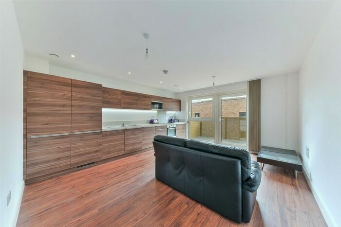 3 Bedroom Flat To Rent In Copenhagen Court, Yeoman Street, London, SE8