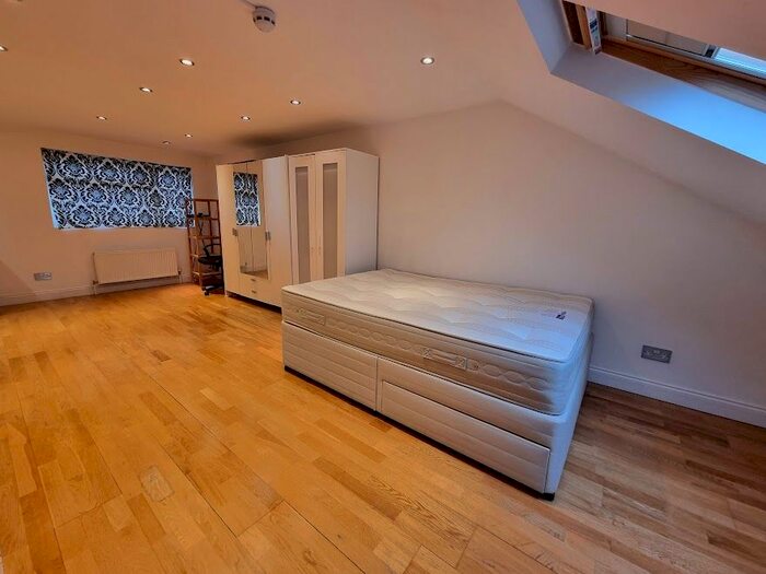 Studio To Rent In Hurstwood Road, London, NW11