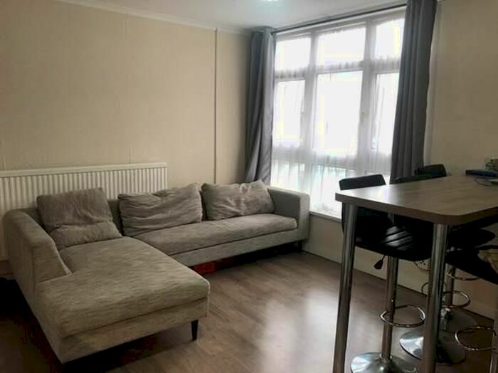 4 Bedroom Flat To Rent In Woking Close, Roehampton, London, SW15