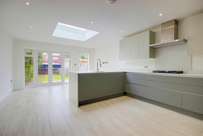 4 Bedroom End Of Terrace House For Sale In Hertford Road, London, N2