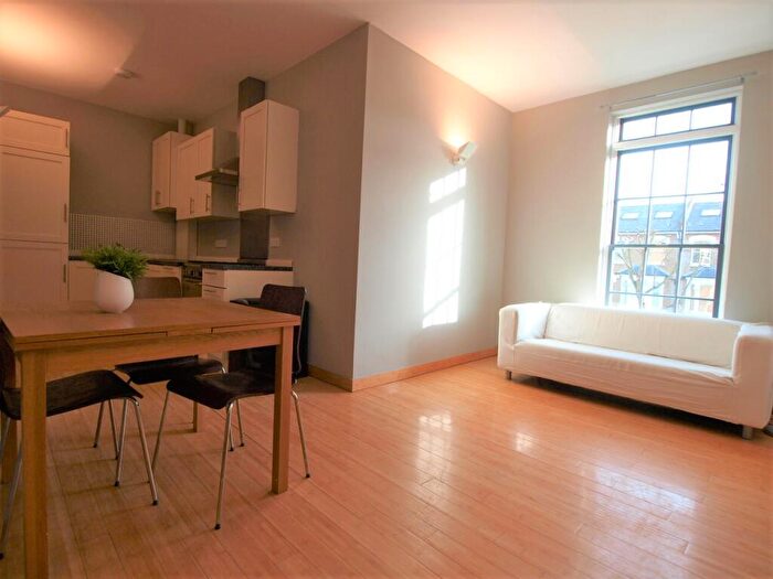 3 Bedroom Flat To Rent In Hanley Road, Finsbury Park, N4