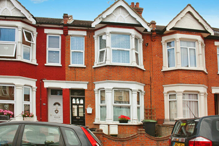 2 Bedroom Apartment To Rent In Rochford Avenue, Westcliff-on-sea, SS0