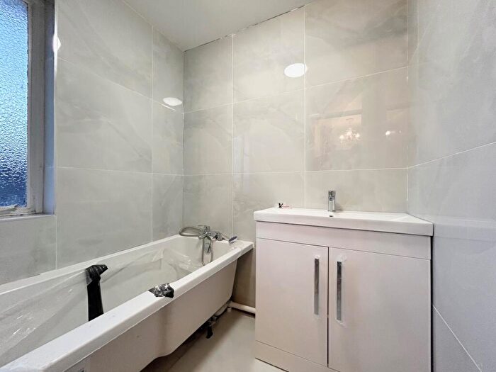 3 Bedroom House To Rent In Kingswood, Basildon, SS16