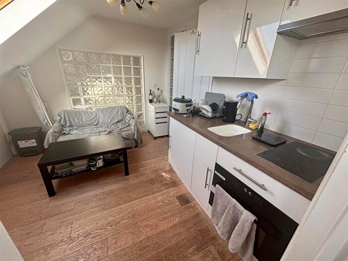 1 Bedroom Flat To Rent In Avondale Avenue, London, N12