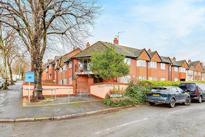 2 Bedroom Flat For Sale In Waterloo Road, Penylan, Cardiff, CF23