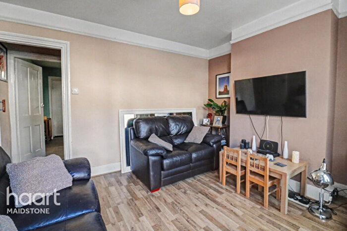 2 Bedroom Terraced House For Sale In St Georges Square, Maidstone, ME16
