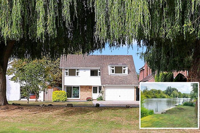 4 Bedroom Detached House For Sale In Chalmore Gardens, Wallingford - River Frontage/ Mooring. Walk To The Market Town Shops, Amenities, Pubs, Restaurants, OX10