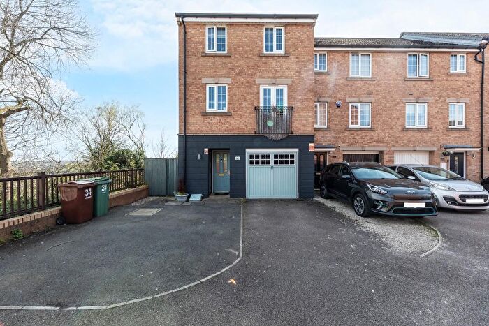 3 Bedroom Town House For Sale In Toll Hill Court, Castleford, WF10