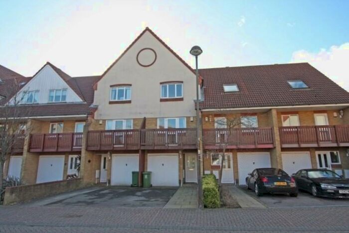 3 Bedroom Town House To Rent In Tintagel Way, Port Solent, PO6