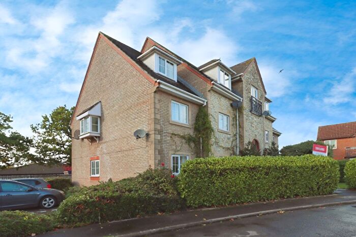 2 Bedroom Flat For Sale In Hay Leaze, Yate, Bristol, Gloucestershire, BS37