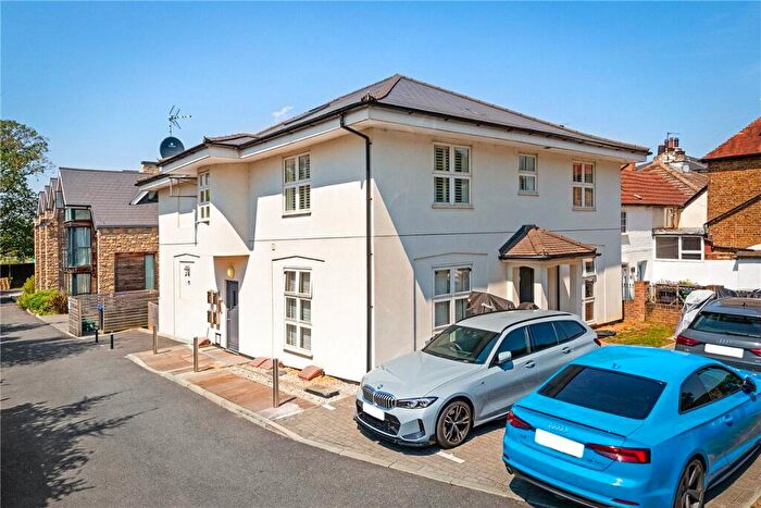 1 Bedroom Apartment For Sale In Ditton Grove, Esher, Surrey, KT10