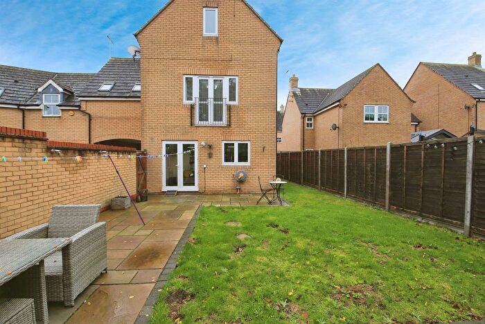 4 Bedroom Link Detached House For Sale In Shackleton Way, Yaxley, Peterborough, PE7