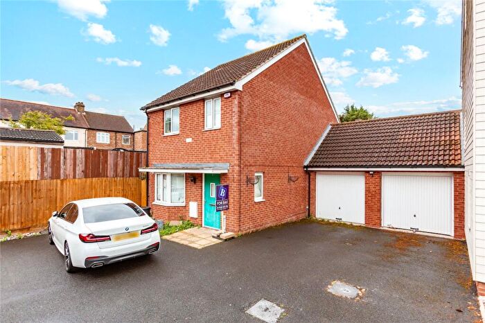 3 Bedroom Link Detached House For Sale In Mellowes Road, Hornchurch, RM11
