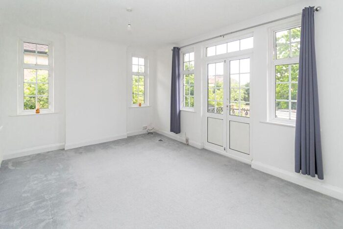 2 Bedroom Flat For Sale In Glendale Avenue, Edgware, HA8