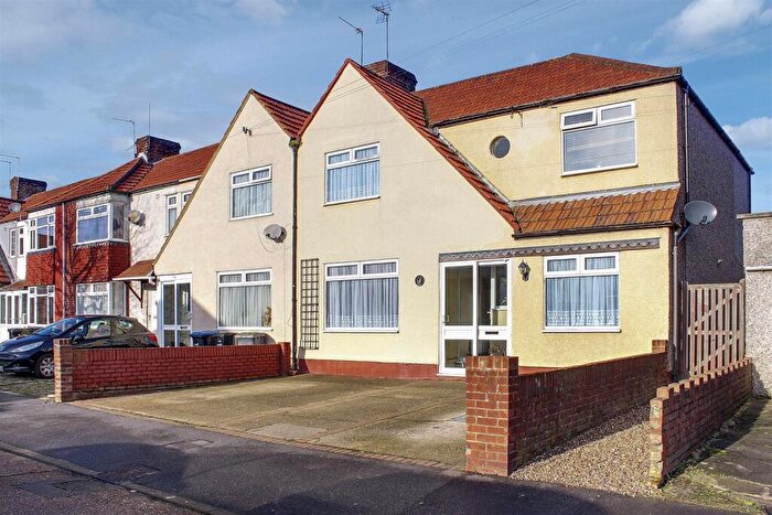 4 Bedroom End Of Terrace House For Sale In Ashford Crescent, Enfield, EN3