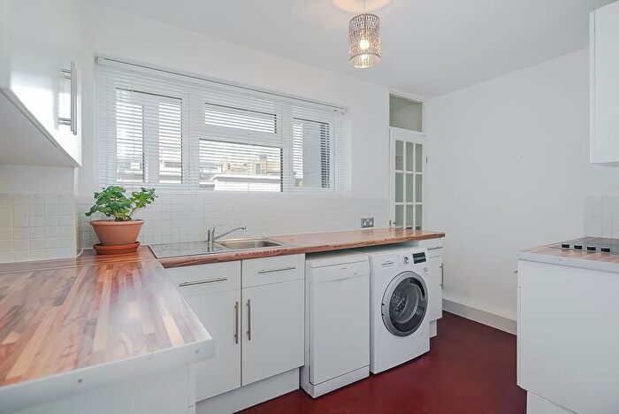 2 Bedroom Flat For Sale In Mortlake High Street, London, SW14