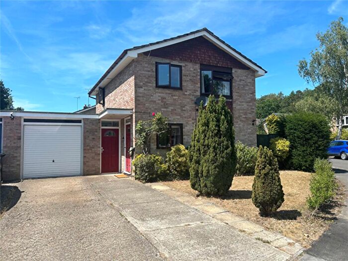 3 Bedroom Detached House For Sale In College Piece, Mortimer, Reading, Berkshire, RG7
