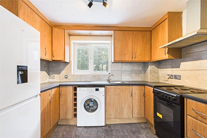 1 Bedroom Flat To Rent In Littlebrook Avenue, Slough, Berkshire, SL2