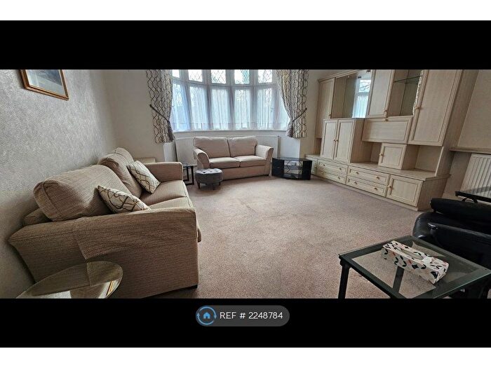 2 Bedroom Flat To Rent In Park Court, Northwood, HA6