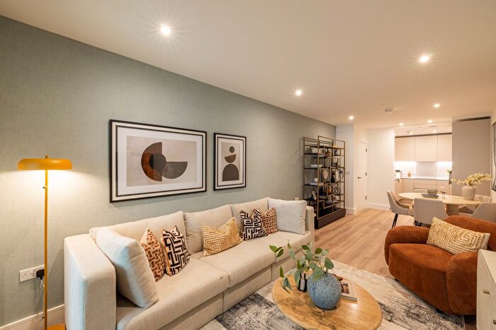 2 Bedroom Flat For Sale In Hawks Raod, Kingston Upon Thames, KT1