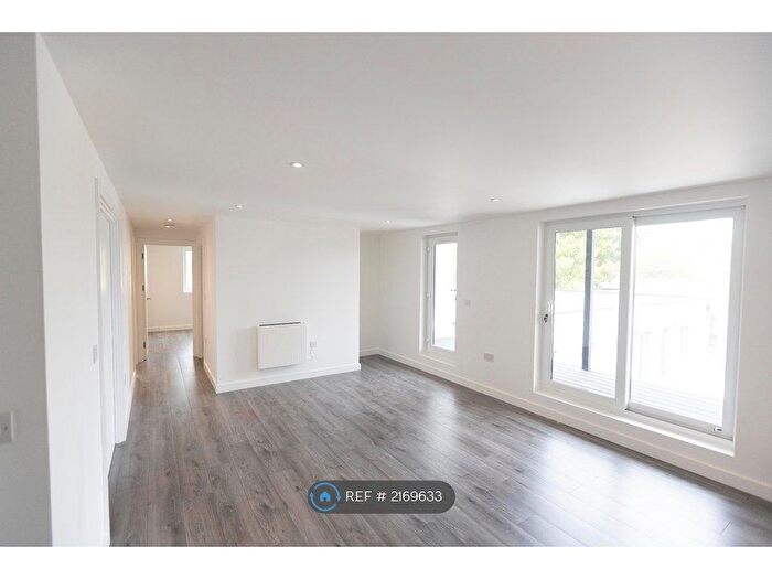 2 Bedroom Flat To Rent In The Headlands, Penryn, TR10
