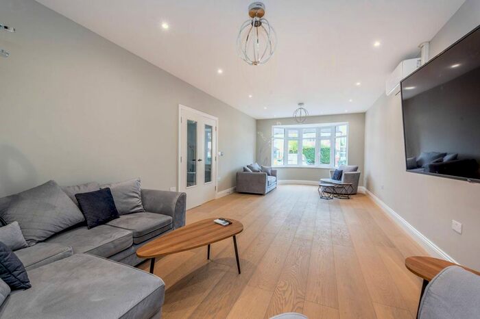 3 Bedroom Semi Detached House To Rent In Popes Lane, Ealing, London, W5