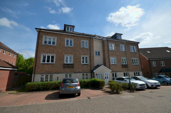 2 Bedroom Flat To Rent In Warren Close, Farnham, Surrey, GU9