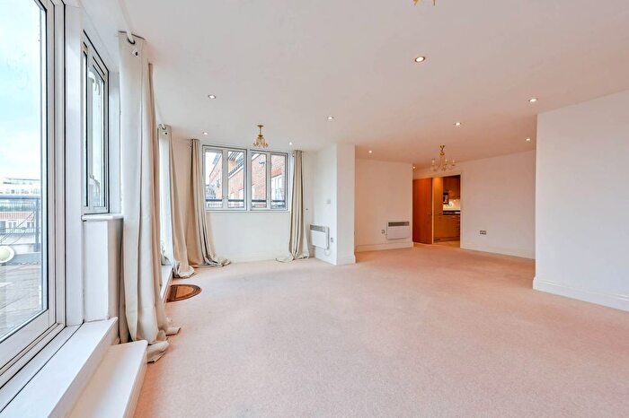 3 Bedroom Flat To Rent In Seven Kings Way, Kingston, Kingston Upon Thames, KT2