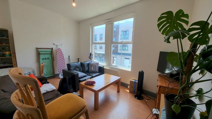 2 Bedroom Flat To Rent In Garratt Lane, Wandsworth, SW18