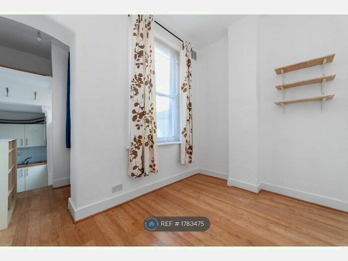 Studio To Rent In Markhouse Road, London, E17