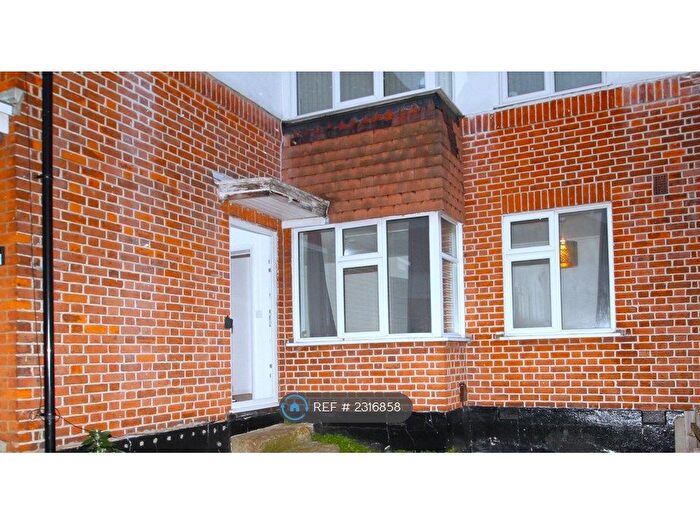 2 Bedroom Flat To Rent In Grantham Gardens, Romford, RM6