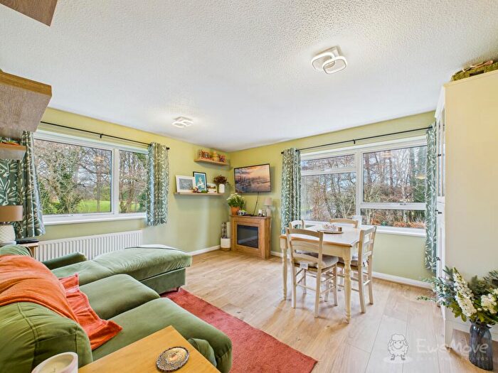 3 Bedroom Flat For Sale In Hollybrook Court Chalet Hill, Bordon, Hampshire, GU35