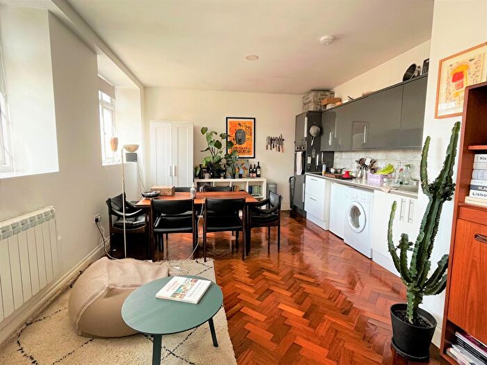 Studio To Rent In Vale Road, London, N4
