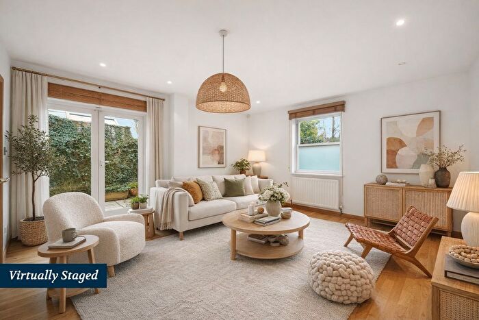 2 Bedroom Maisonette For Sale In Walm Lane, Willesden Green, NW2