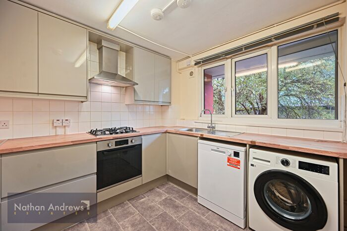 3 Bedroom Flat To Rent In Waynflete Square, London, W10