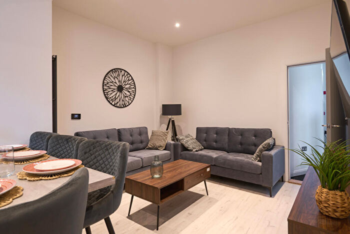 6 Bedroom Terraced House To Rent In Argyle Street, Swansea, Wales, SA1