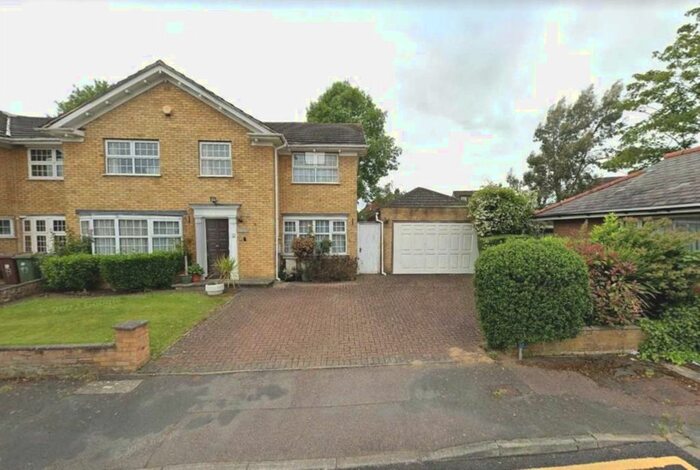 4 Bedroom Semi-Detached House To Rent In Hartfield Ave, Elstree, WD6