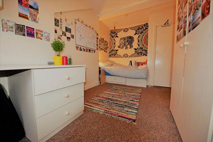 8 Bedroom House To Rent In Archery Road - Beds, LS2