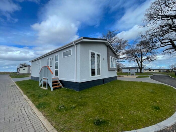 2 Bedroom Park Home To Rent In Woodside Home Park, Woodside, Luton, Bedfordshire, LU1