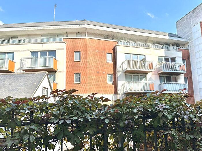 2 Bedroom Flat For Sale In The Oaks Square, Epsom, KT19