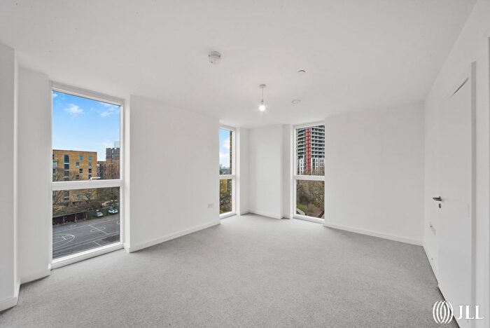 3 Bedroom Flat To Rent In Munton Road, London, SE17